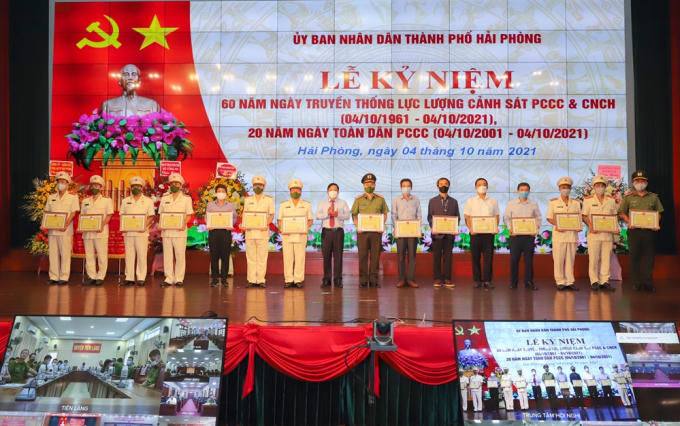 Lãnh đạo TP Hải Phòng tặng Bằng khen cho 10 tập thể và 5 cá nhân đã có thành tích xuất sắc trong 60 năm xây dựng và phát triển lực lượng..