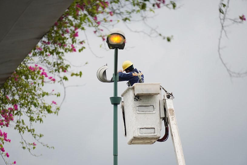 Lắp đặt đèn mới tiết kiệm điện trên đường Phạm Văn Đồng, TP Thủ Đức, TP.HCM