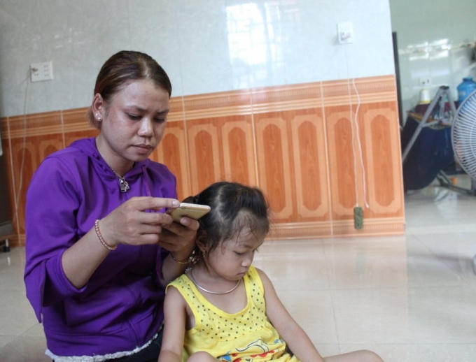 Chị Trịnh Thị Hà (Vợ thuyền trưởng Hoàng Mạnh Lâm) cho biết, người thân đã yên tâm phần nào khi                                                  nhận được thông tin của các thuyền viên.