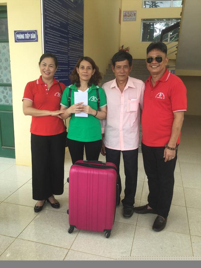 Hai anh em Hon (giữa) được CLB “Thắp sáng niềm tin” tạo mọi điều kiện hồi hương vào chiều 3/7ảnh: Duy Chiến