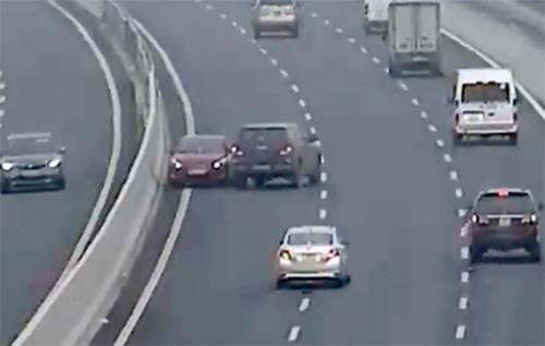 Chiếc xe ôtô màu đỏ đi ngược chiều trên cao tốc Hà Nội - hải Phòng. Ảnh camera giám sát trên cao tốc.