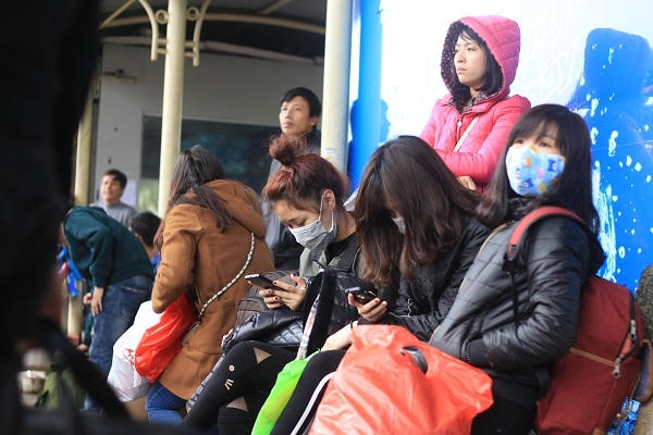 Do đợi chờ quá lâu, những bạn trẻ đã tìm đến chiếc điện thoại để giải trí. Ảnh: Như Trường.