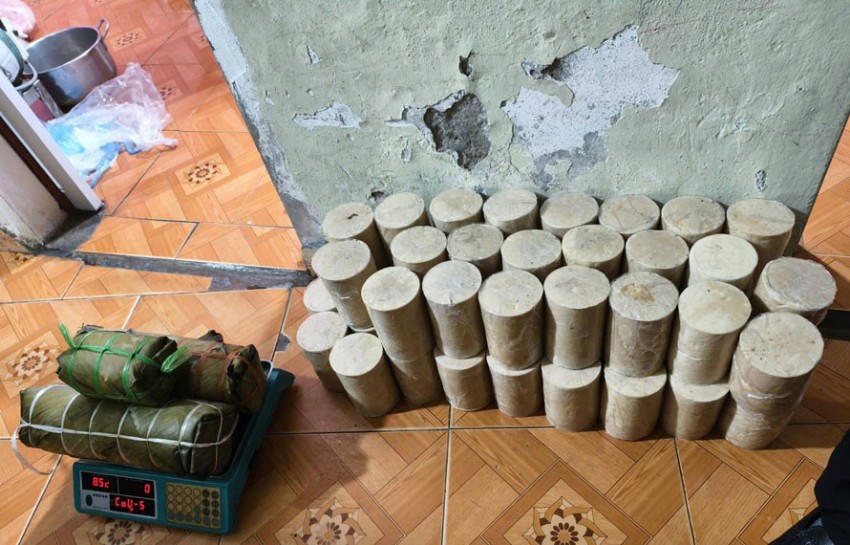 Chủ cơ sở thực phẩm đã cho hàn the trong quá trình sản xuất, chế biến giò chả, xúc xích. (Ảnh: Công an Lào Cai).