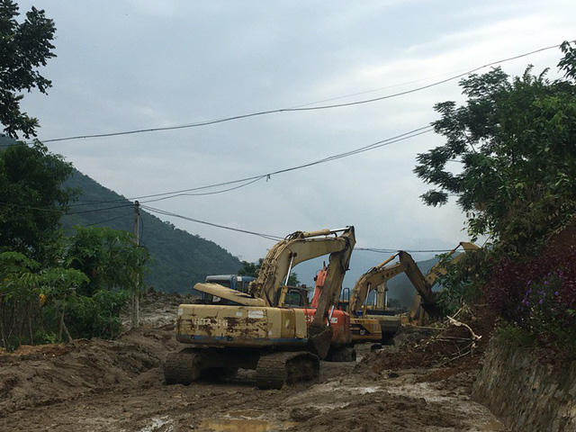 Nhiều phương tiện tham gia giải tỏa chưa qua được điểm sạt lở để giải phóng các điểm tiếp theo