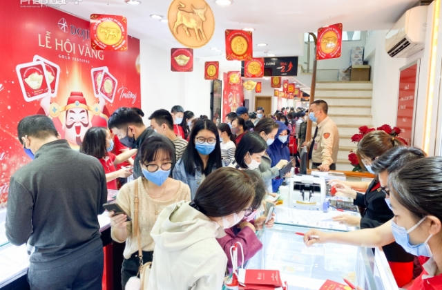 Giữa trưa ngày vía Thần tài: Giá vàng lao dốc, lượng khách mua bất ngờ “tăng nhiệt”