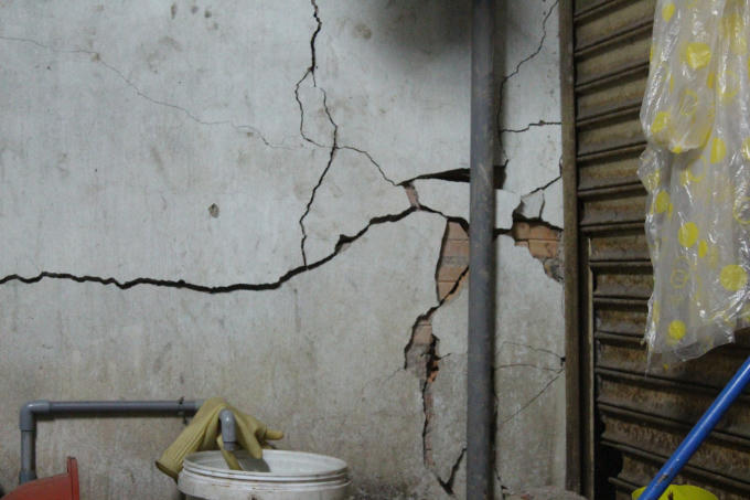 Tường nhà bị nứt.