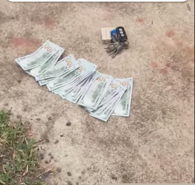 25 tờ USD mệnh giá 100 USD/tờ tang vật thu giữ trong người ông An. Ảnh: Tân Châu