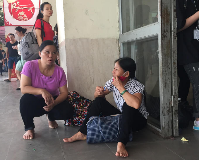 Người gi&agrave; trẻ nhỏ vạ vật chờ xe về nghỉ lễ