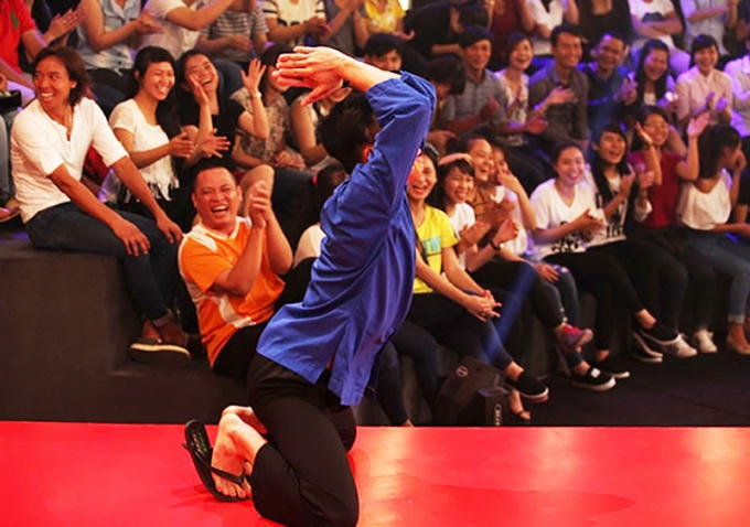 Lần đầu tiên anh hài Trấn Thành vái lạy thí sinh.