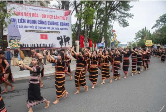 Các nghệ sỹ, nghệ nhân, diễn viên và học sinh diễu hành trên các tuyến đường. Ảnh: Báo Kon Tum