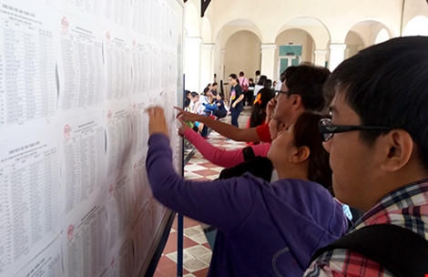 Học sinh đang xem danh sách trúng tuyển vào lớp 10 trường chuyên Lê Hồng Phong TP.HCM năm 2016. Ảnh: HTD