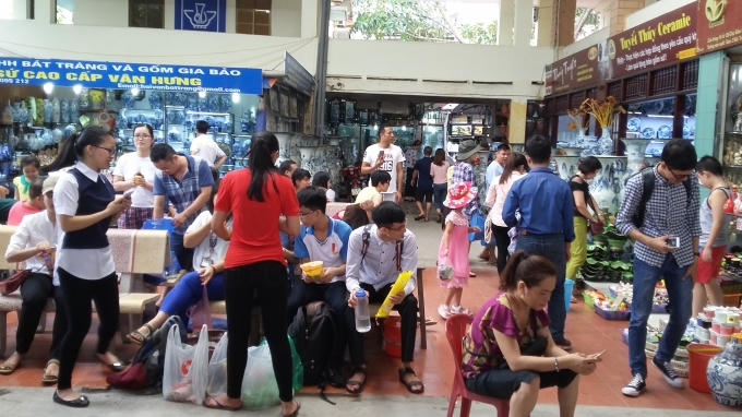 Khách đến làng gốm Bát Tràng dịp nghỉ lễ 2/9 năm nay chủ yếu là học sinh, sinh viên và các đoàn khách du lịch muốn tìm hiểu, trải nghiệm tại làng gốm.