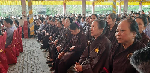 ...và các chư vị tăng ni phật tử thành tâm hướng về Phật pháp.