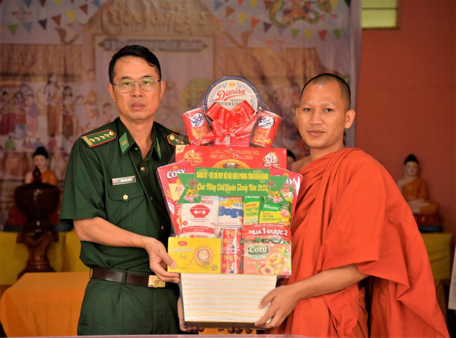 Đại tá Doãn Đình Tránh - Phó Chính ủy Bộ đội Biên phòng tỉnh Kiên Giang trao quà cho trụ trì chùa Tà Teng, xã Phú Mỹ