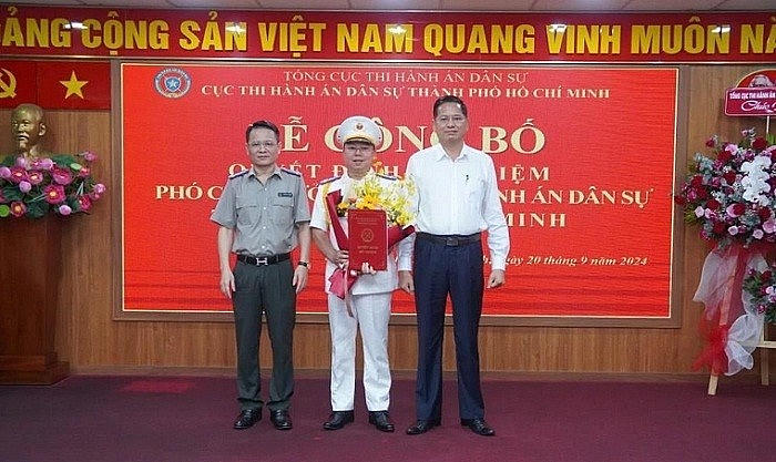 Ông Đỗ Phong Hóa nhận quyết định bổ nhiệm chức vụ Phó cục trưởng Cục THADS TP HCM.