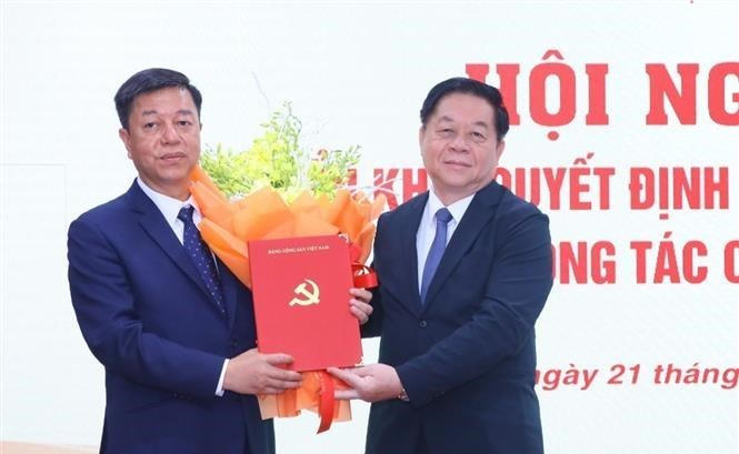 Đồng chí Nguyễn Trọng Nghĩa trao quyết định và chúc mừng đồng chí Vũ Trọng Lâm.