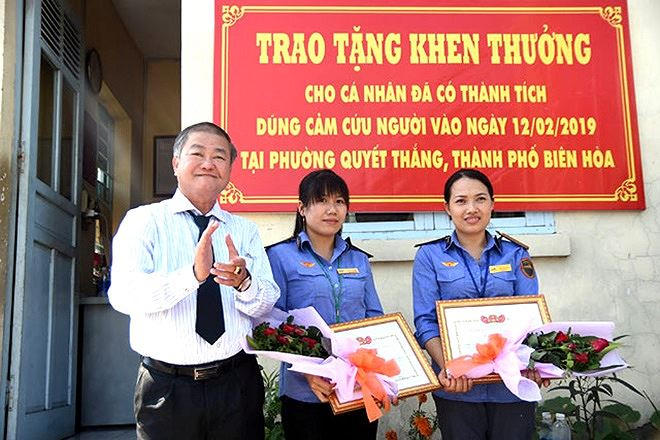 Phó chủ tịch TP Biên Hòa trao bằng khen cho hai nữ nhân viên gác chắn