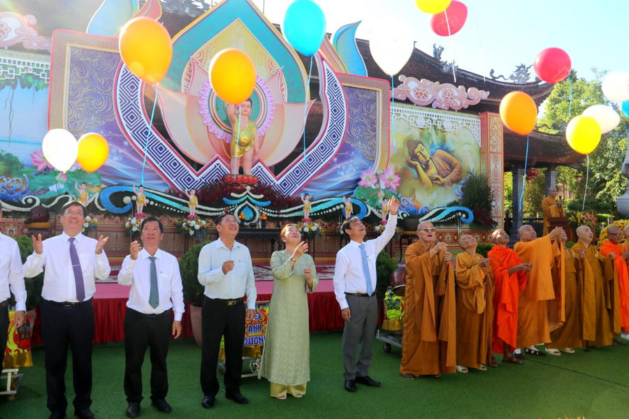 Lãnh đạo và đại biểu thực hiện nghi thức thả bong bóng cầu bình an