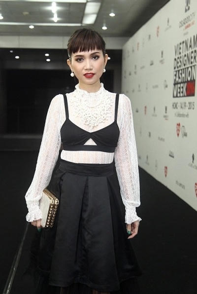 Có vẻ như Sĩ Thanh đã sắm quá nhiều nội y không mặc hết nên đã "tận dụng" chúng để mặc ngoài như thế này?. Ảnh: internet.