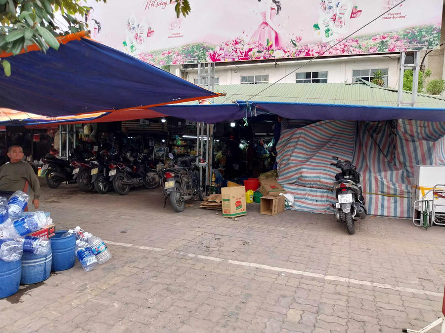 Nhiều gian hàng đóng cửa, kệ bày hàng bỏ không, được các tiểu thương phủ bạt.