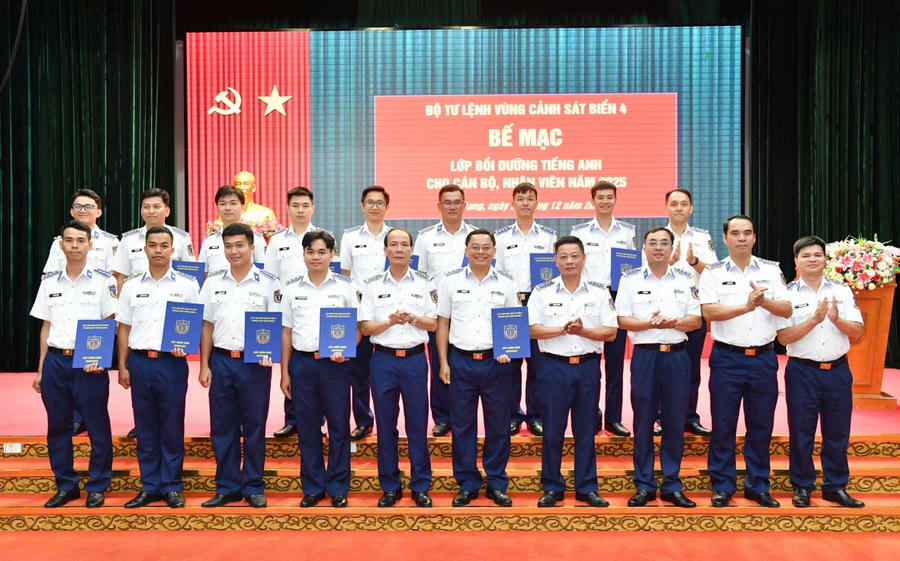 Bộ Tư lệnh Vùng Cảnh sát biển 4 trao Giấy chứng nhận cho các học viên hoàn thành chương trình lớp Bồi dưỡng