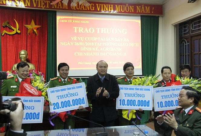 Chủ tịch UBND tỉnh Bắc Giang Nguyễn Văn Linh trao thưởng cho các tập thể
