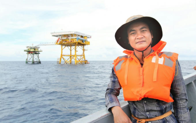 Phóng viên Trần Nguyên Phong trong chuyến công tác đi nhà giàn DK1 – trên vùng biển chủ quyền của Tổ quốc Việt Nam.