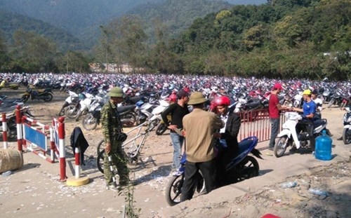 Ngày 17/2, tức mùng 10 tháng giêng, Yên Tử mới khai hội. Tuy nhiên, trong những ngày nghỉ Tết nơi này luôn đông khách, bãi để xe thường xuyên chật kín.