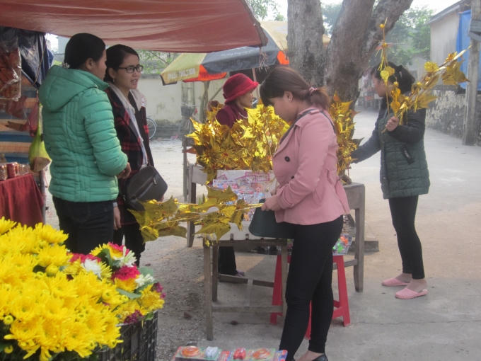 Chị Thu từ Nghệ An ra đây từ rất sớm và mong muốn là một trong những người đầu tiên nhận được ấn.