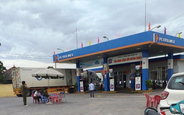 Nóng: Đối tượng bịt kín mặt vào cửa hàng xăng dầu đâm chết nữ nhân viên cây xăng tại Nghệ An