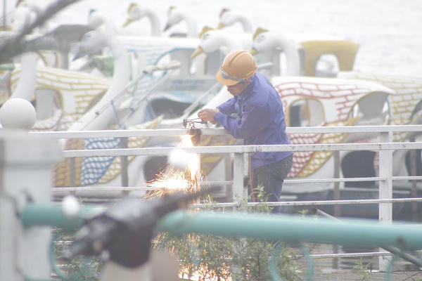 Công nhân tiến hành cắt phần sắt thành cầu.
