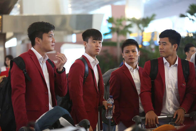 H&igrave;nh ảnh đo&agrave;n Olympic Việt Nam l&ecirc;n chuy&ecirc;n cơ về nước