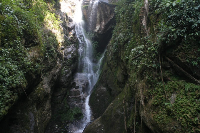 Tảng đá hình trái tim phân tách đôi dòng nước, tạo thành cảnh quan thiên nhiên độc đáo.