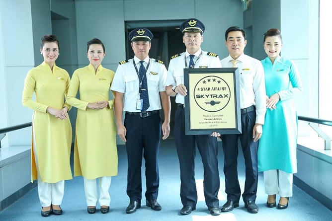 Đại diện hãng hàng không Vietnam Airlines đón đón nhận chứng nhận từ tổ chức đánh giá các hãng hàng không độc lập Skytrax.