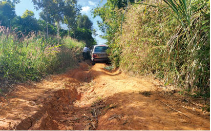 Chiếc xe của đoàn mắc kẹt ở dốc đứng trên đường lên thăm chốt A7.