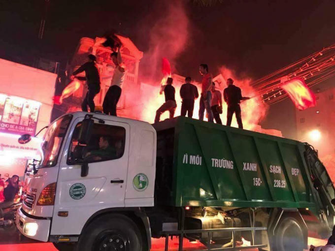 Tại Hải Phòng, một chiếc xe chuyên chở rác thải cũng dùng làm phương tiện đi bão. (Ảnh: FB  G.T.G)