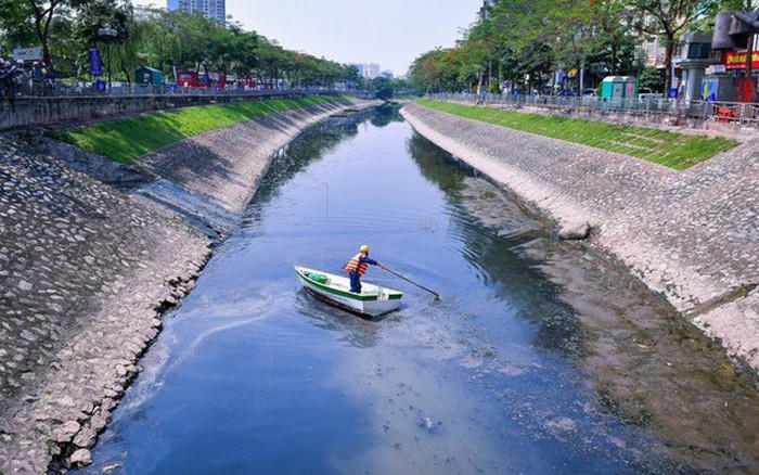Sông Tô Lịch đang mỗi ngày mỗi khác khi hàng loạt các giải pháp "phục hồi" đã dần cho thấy hiệu quả rõ rệt.