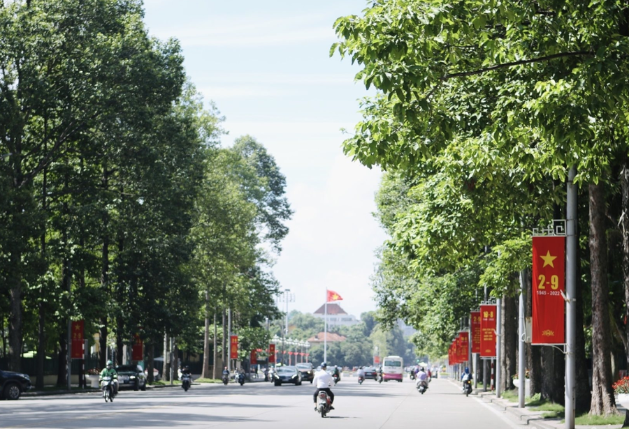 Đường Hùng Vương có vai trò đặc biệt, kết nối các trụ sở cơ quan Trung ương, phục vụ các hoạt động chính trị, lễ kỷ niệm lớn của đất nước, trong đó có Lễ kỷ niệm 80 năm Quốc Khánh 2/9.