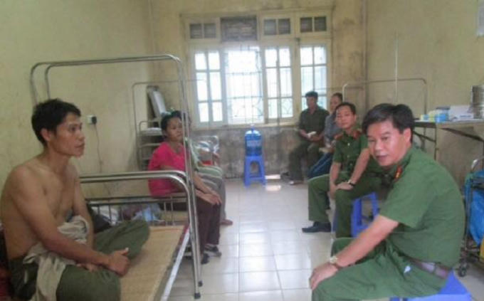 Các công an viên hiện đang được cấp cứu tại Trung tâm y tế huyện Lạc Sơn.