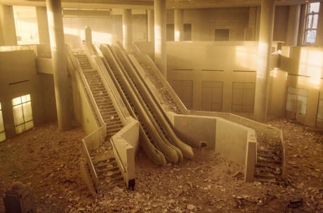 Bụi tro bao tr&ugrave;m b&ecirc;n trong một t&ograve;a nh&agrave; sau&nbsp;vụ 11/9.