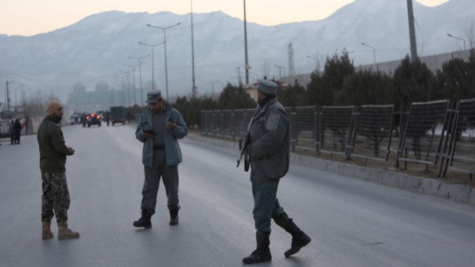 Lực lượng an ninh Afghanistan đứng gần hiện trường xảy ra 2 vụ đánh bom ở thủ đô Kabul. (Ảnh: Reuters)