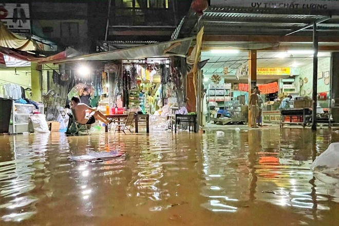 Chợ Hà Tân (xã Đại Lãnh, huyện Đại Lộc) bị ngập sâu vào sáng nay. Nhiều khu vực tại xã Đại Lãnh cũng bị ngập sâu, gây chia cắt, lực lượng công an và quân sự xã phải thường xuyên túc trực để cảnh báo người dân.