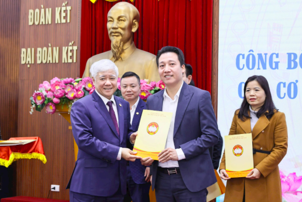 Ông Nguyễn Văn Dũng nhận Quyết định bổ nhiệm chức Phó Tổng biên tập Báo Đại Đoàn kết từ Chủ tịch Ủy ban Trung ương MTTQ Việt Nam Đỗ Văn Chiến.