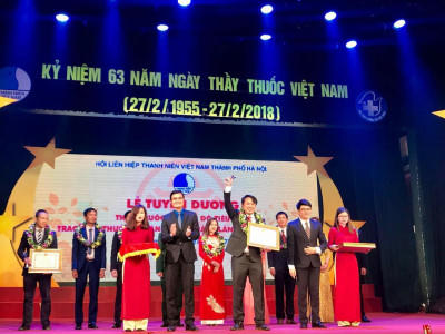 Bác sĩ Nguyễn Vũ nhận giải thưởng Đặng Thùy Trâm năm 2018.