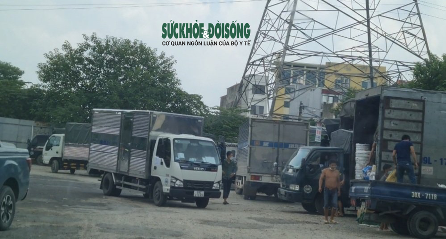 Hà Nội: Chủ tịch phường “ngạc nhiên” khi nhận tin báo hàng trăm người đang tụ tập bên trong bãi xe “lậu” - Ảnh 11.