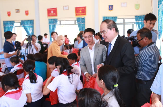 Ông Trần Văn Mạnh hỗ trợ đồng bào Công giáo ở Tây Nguyên dịp Giáng sinh 2015