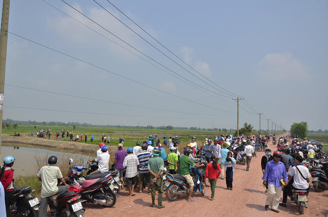 Vụ việc thu hút sự quan tâm của rất đông người dân hiếu kỳ.