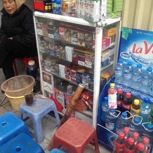 Thuốc l&aacute; được b&agrave;y b&aacute;n tr&agrave;n lan ở qu&aacute;n nước ven đường (Ảnh H&agrave; Ch&acirc;u)