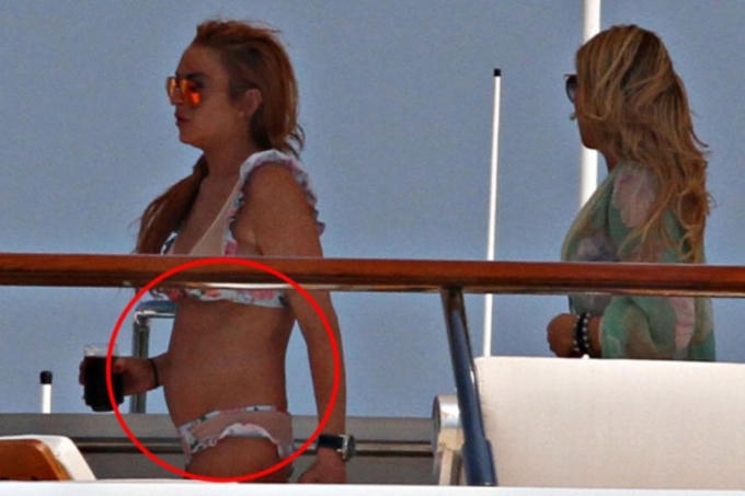 Những bức hình lộ rõ bụng bầu của Linsay.