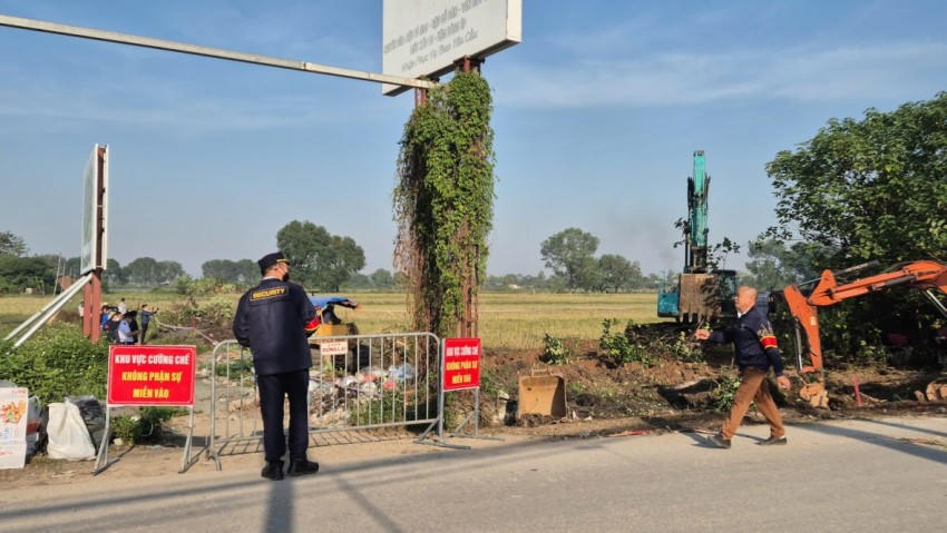 Khu vực tiến hành cướng chế được bảo vệ nghiêm ngặt.